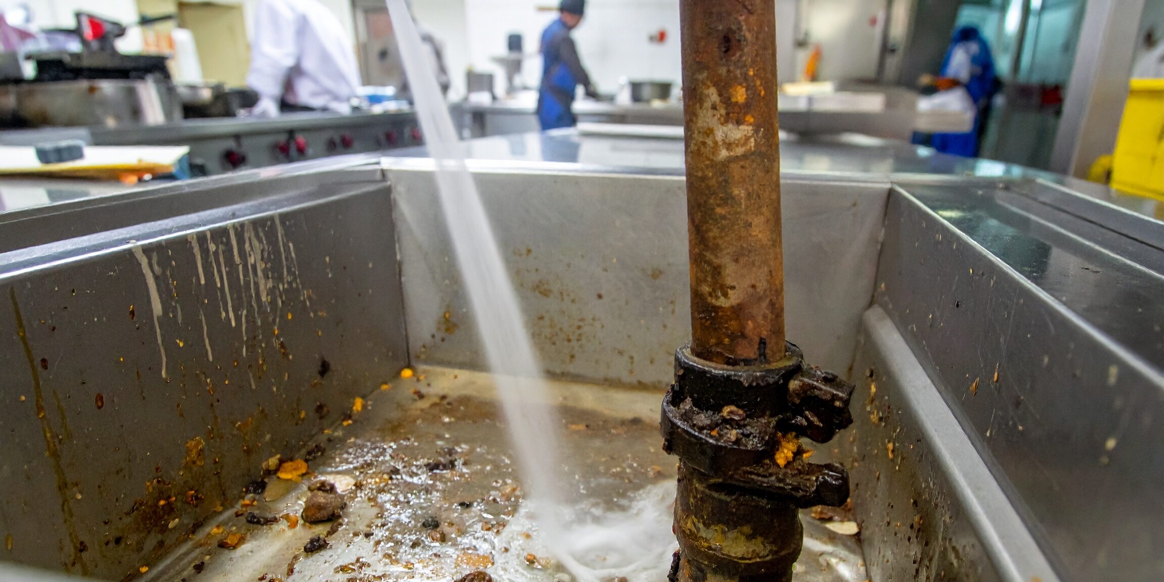 Commercial-Kitchen-Sink-Rinsing-Food-Debris